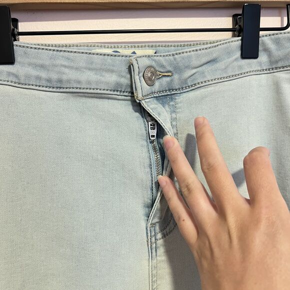 Free People We The Free Youthquake Crop Flare Jeans in Bleach Out Blue Size 26 - Picture 6 of 11